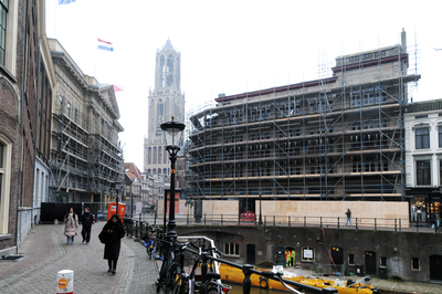 913255 Gezicht op de Stadhuisbrug te Utrecht, met links het Stadhuis en rechts het voormalige pand van de Utrechtse ...